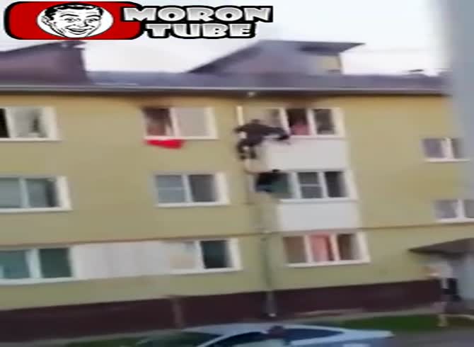 Video :Three guys rescue children who are stuck in a burning apartment